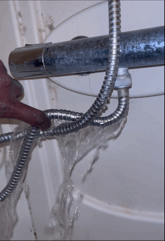 Urgent - besoin d'un plombier pro pour une fuite sur le flexible du chauffe eau