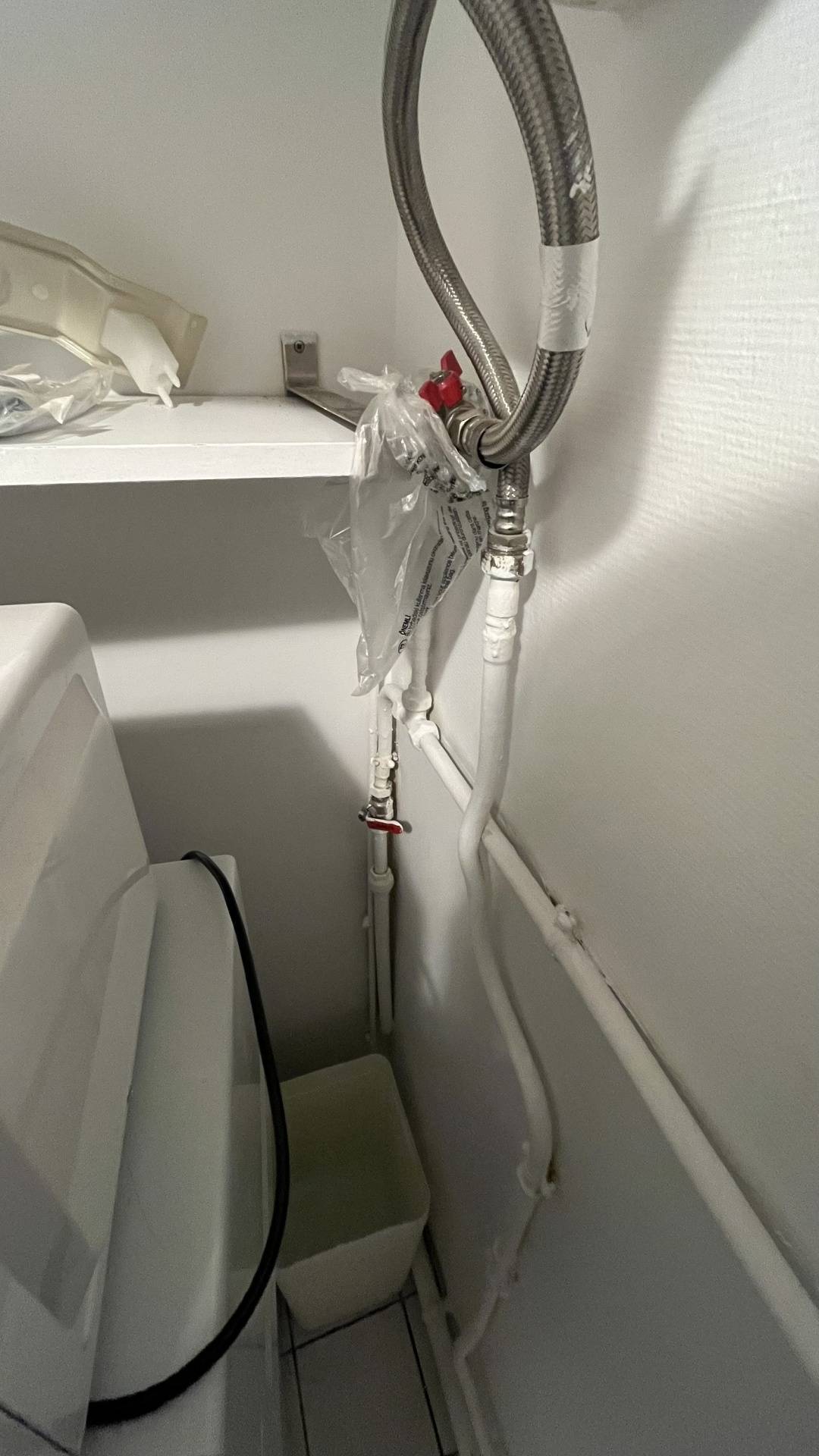 Urgent - besoin d'un plombier pro pour une fuite sur le flexible du chauffe eau