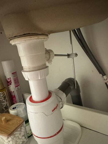 Fuite sous lavabo salle de bains