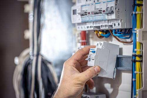 Cherche Électricien pour pose de prises éléctriques