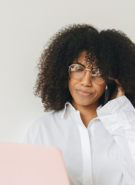 Femme métisse devant un lap top