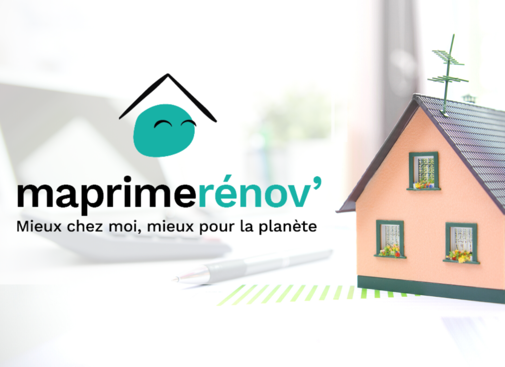 Logo de MaPrimeRénov' avec un toit stylisé et une maison miniature sur un fond flou. Le slogan "Chez moi, mieux pour la planète" est visible