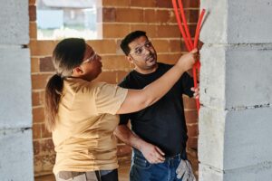 Artisans maçons en chantier de rénovation